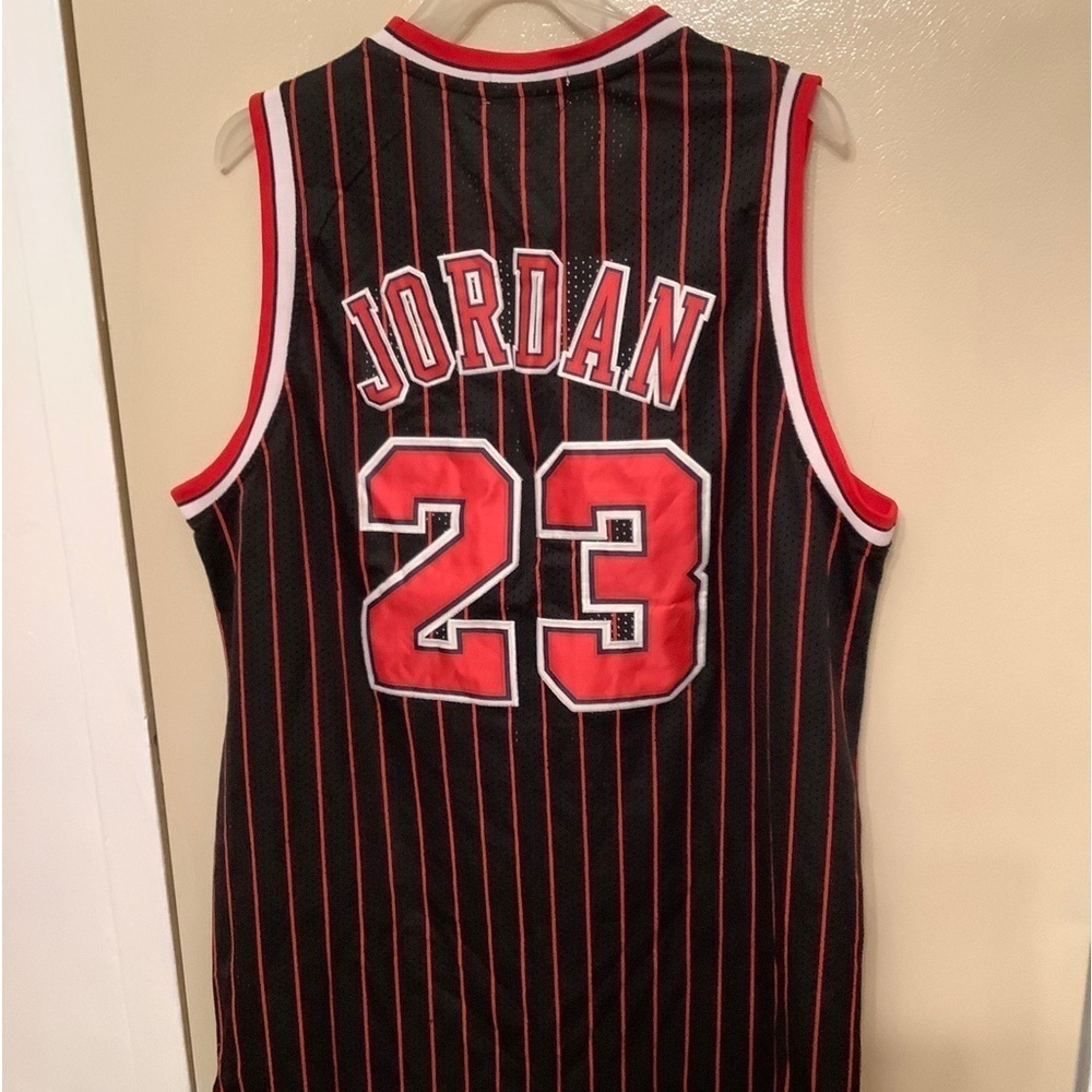 Michael Jordan Bulls 23 Mitchell & Ness Authentic Pinstripe Jersey 1997-…​​​ - Picture 3 of 11
